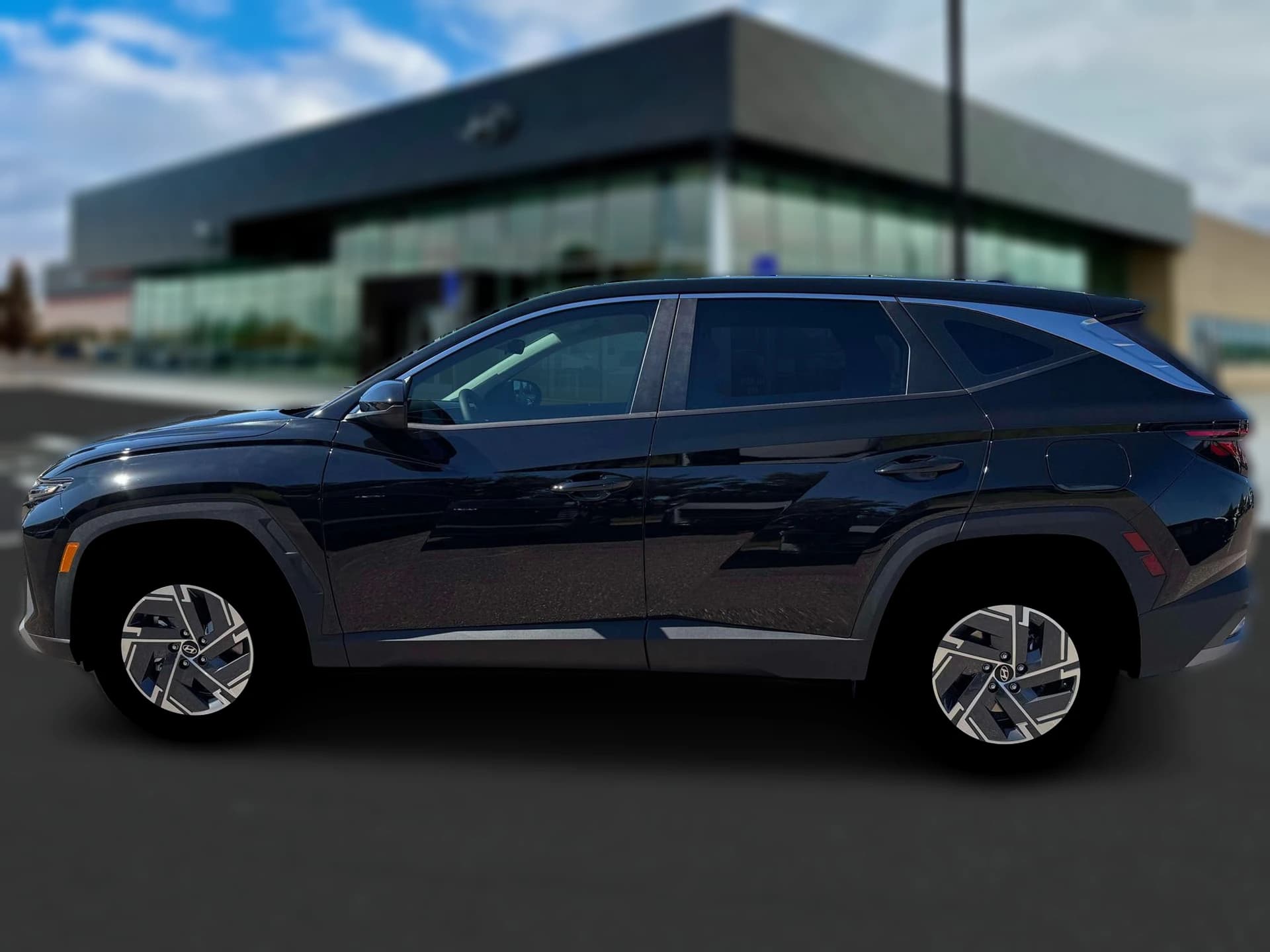Hyundai Tucson Hybrid Blue SE AWD 2026 — side view