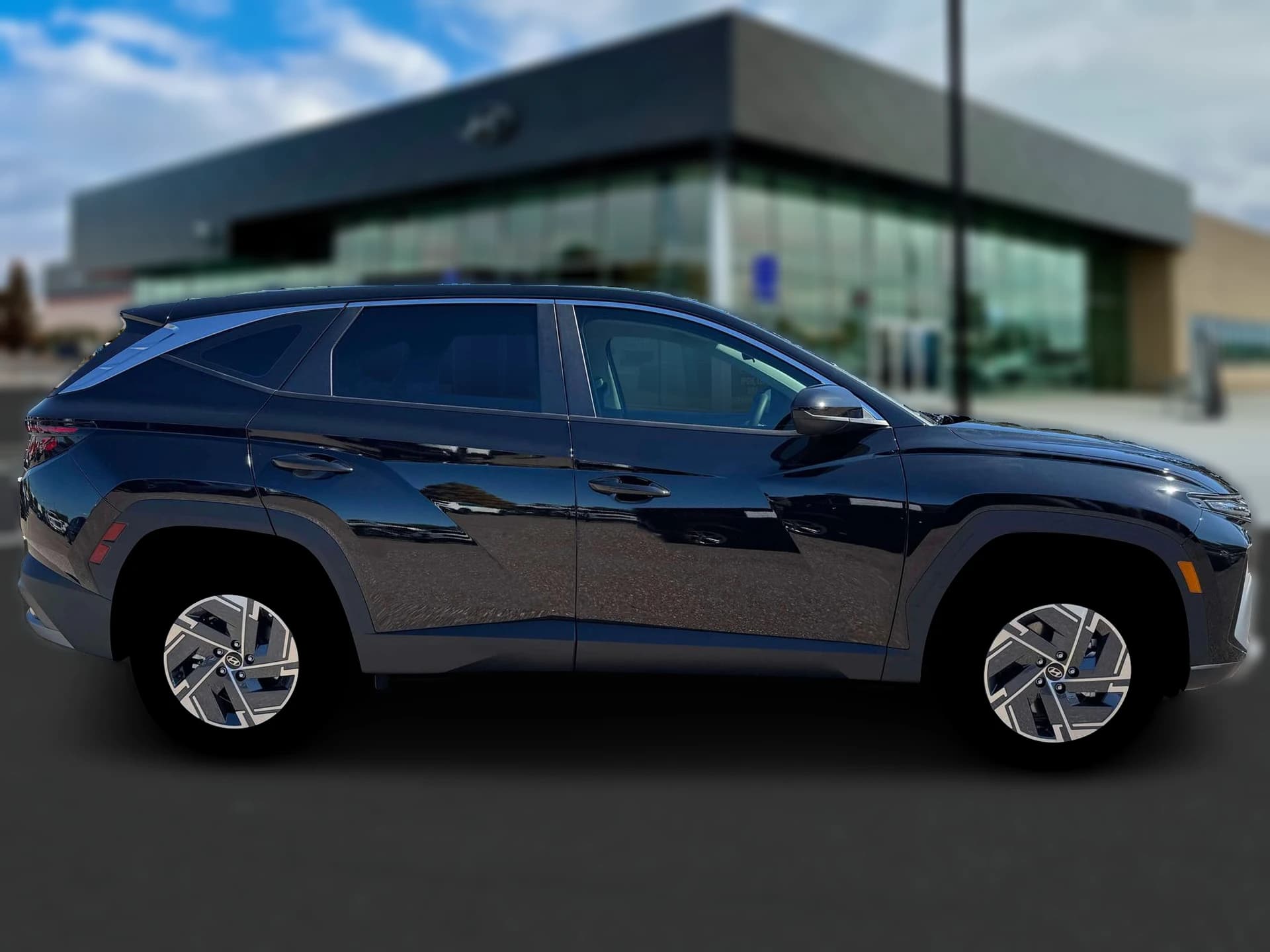Hyundai Tucson Hybrid Blue SE AWD 2026 — side view