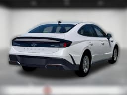 Hyundai Sonata SE FWD 2026 — side view