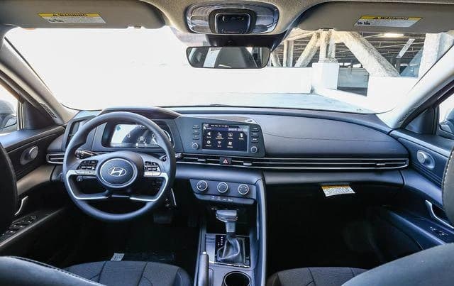 Hyundai Elantra SE IVT 2026 — side view