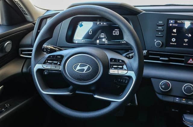 Hyundai Elantra SE IVT 2026 — side view