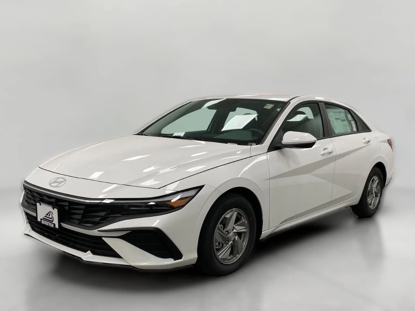 Hyundai Elantra SE Sedan 2026 — side view