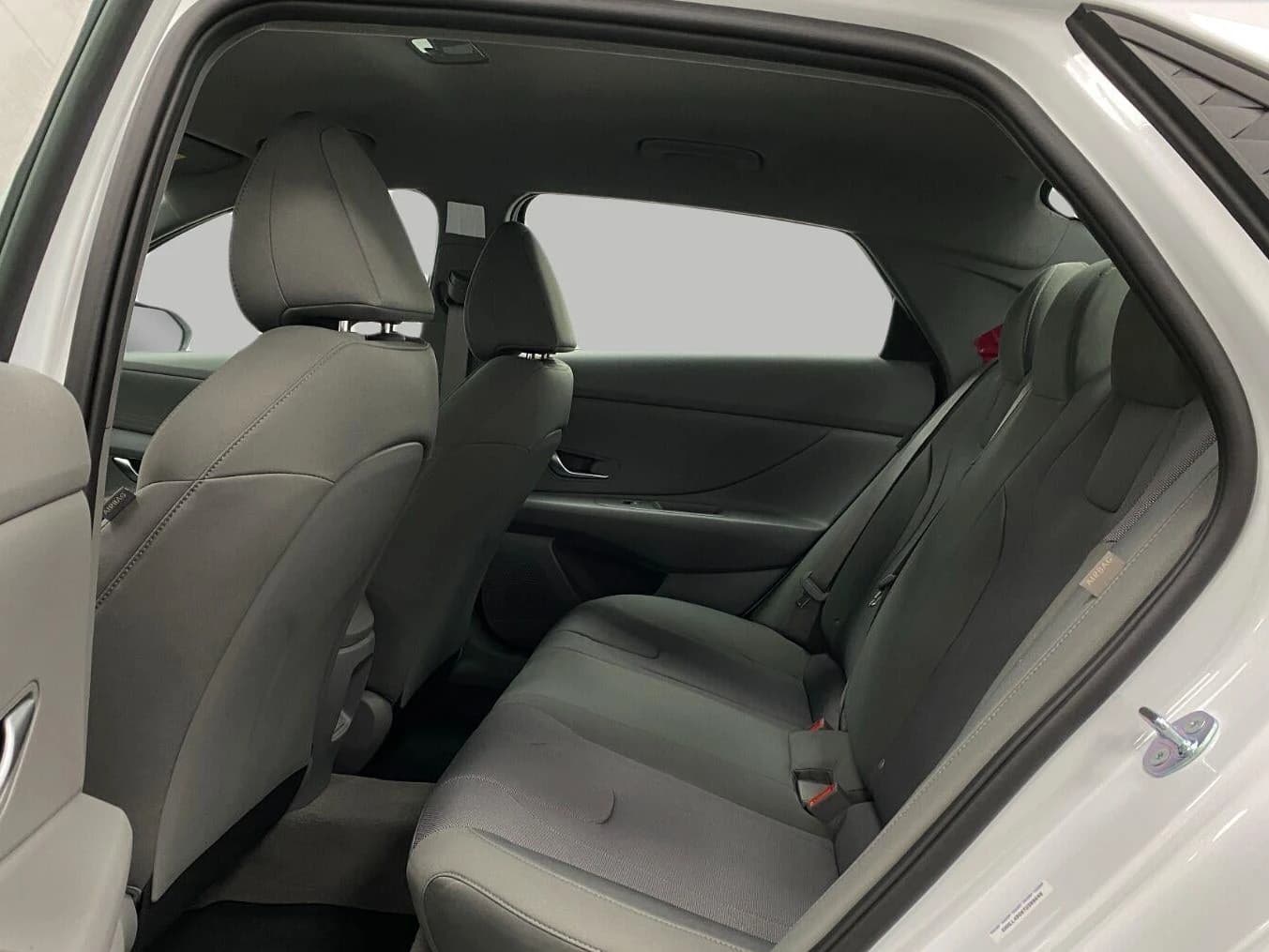 Hyundai Elantra SE Sedan 2026 — side view