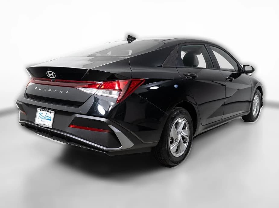 Hyundai Elantra SE IVT 2026 — side view