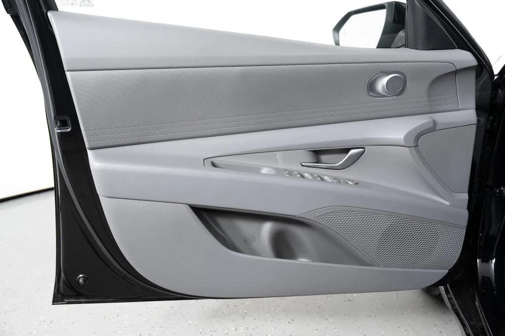 Hyundai Elantra SE IVT 2026 — side view