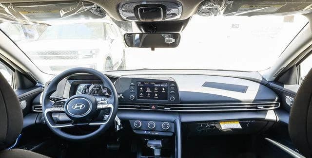 Hyundai Elantra SE Sedan 2026 — side view