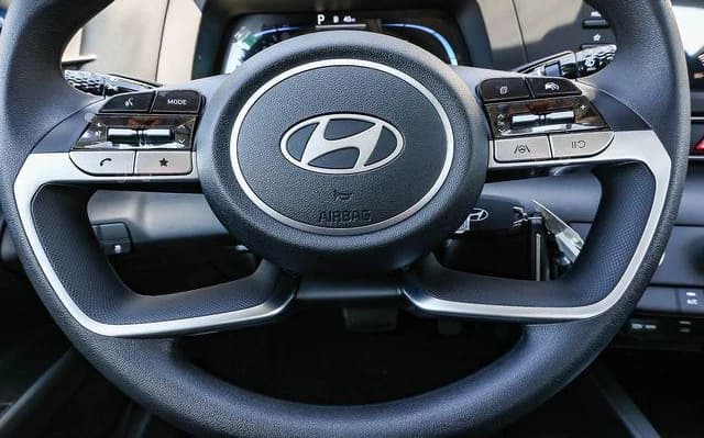 Hyundai Elantra SE Sedan 2026 — side view