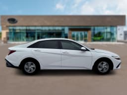 Hyundai Elantra SE Sedan 2026 — side view