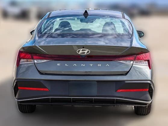 Hyundai Elantra SE Sedan 2026 — side view