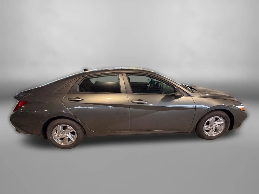 Hyundai Elantra SE Sedan 2026 — side view