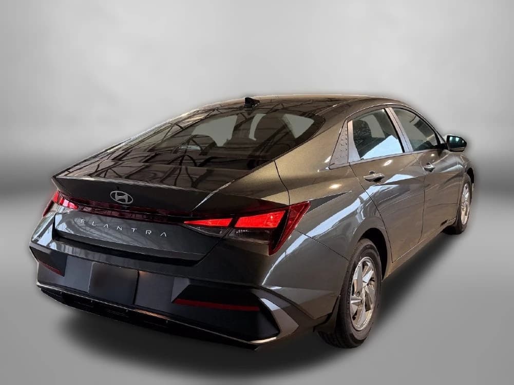 Hyundai Elantra SE Sedan 2026 — side view