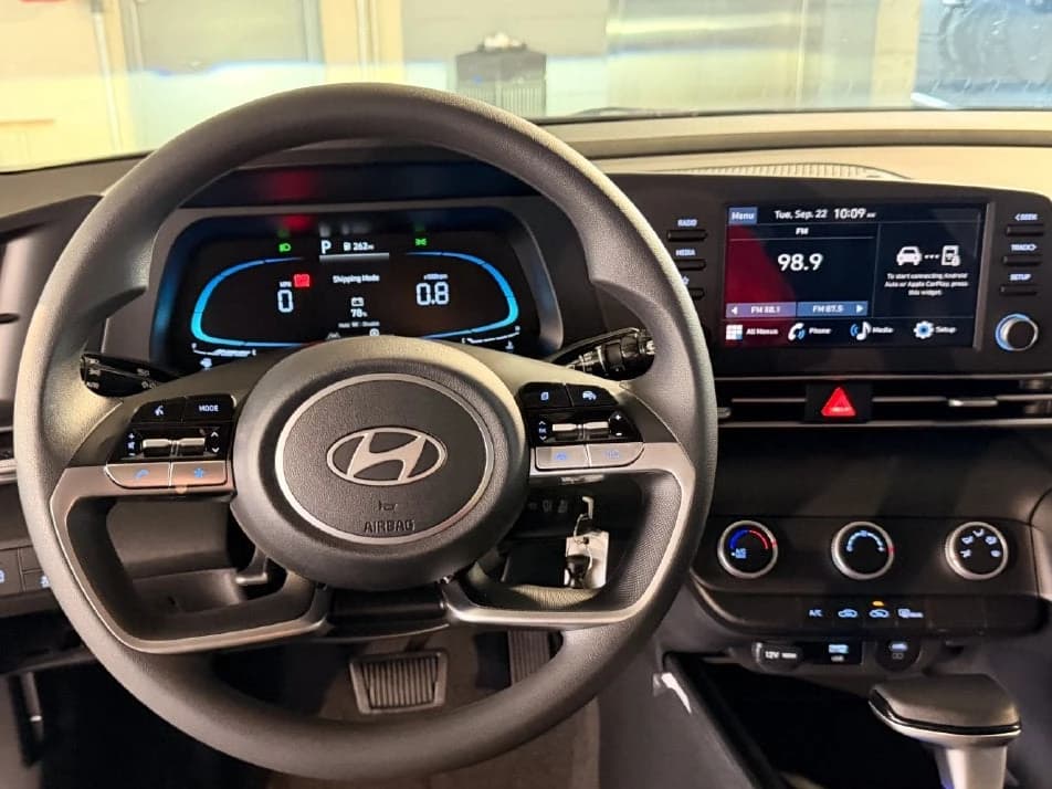Hyundai Elantra SE Sedan 2026 — side view