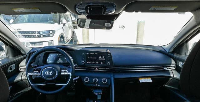 Hyundai Elantra SE IVT 2026 — side view