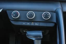Hyundai Elantra SE IVT 2026 — side view