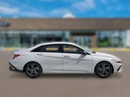 Hyundai Elantra SEL Sport IVT 2026 — side view