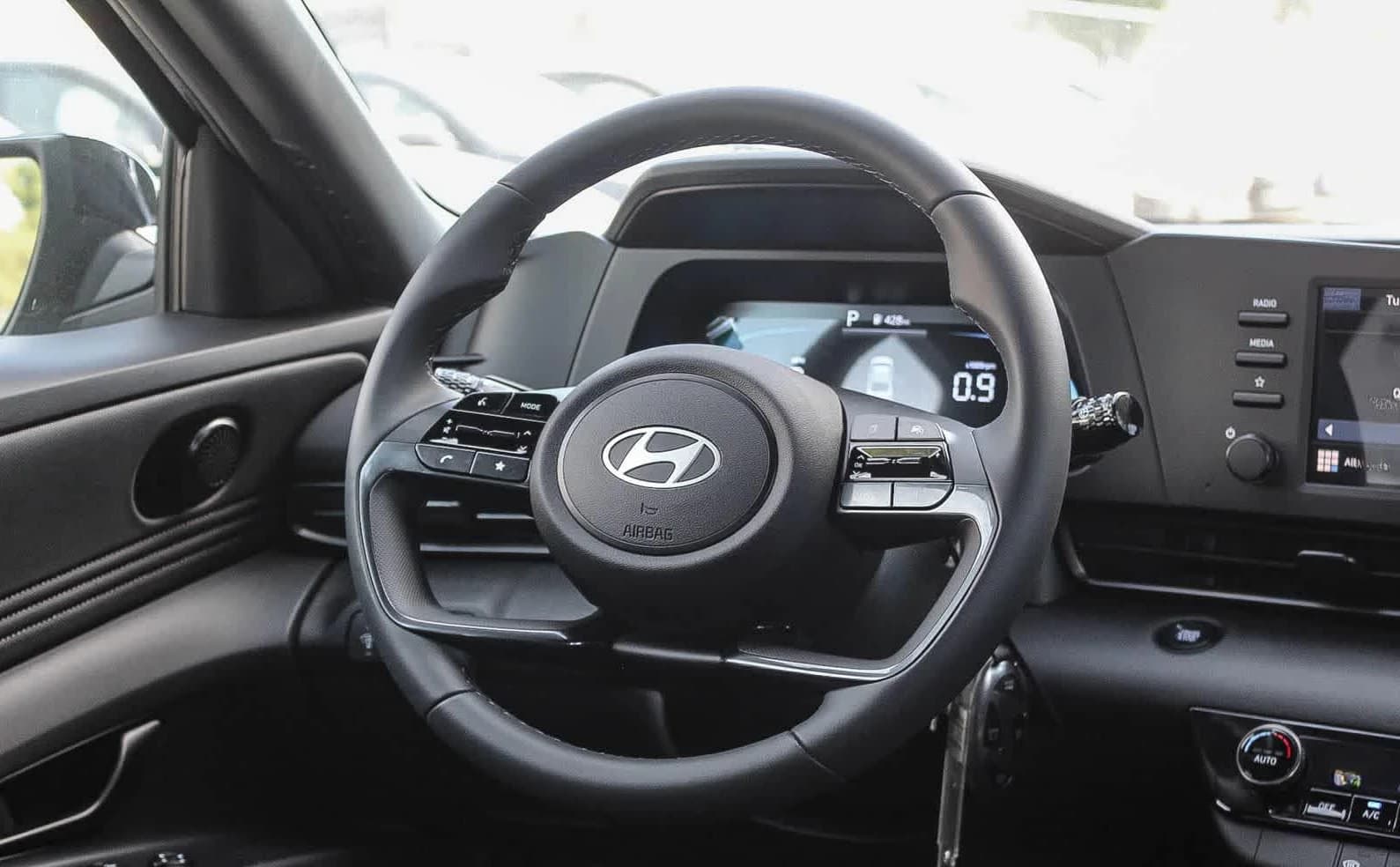 Hyundai Elantra SEL Sport IVT 2026 — side view