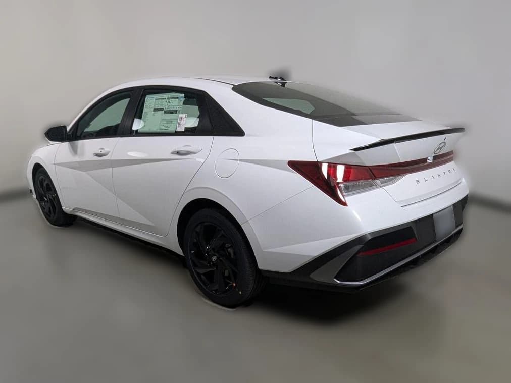Hyundai Elantra SEL Sport IVT 2026 — side view