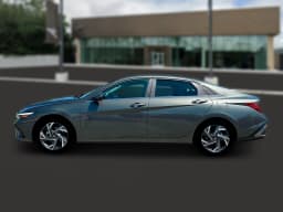Hyundai Elantra Limited IVT 2025 — side view