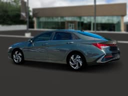 Hyundai Elantra Limited IVT 2025 — side view