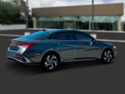 Hyundai Elantra Limited IVT 2025 — side view