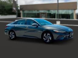 Hyundai Elantra Limited IVT 2025 — side view