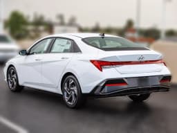 Hyundai Elantra Limited IVT 2026 — side view