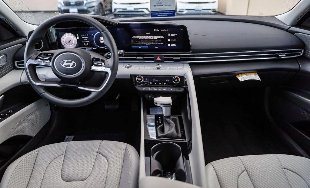 Hyundai Elantra Limited IVT 2026 — side view
