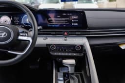 Hyundai Elantra Limited IVT 2026 — side view