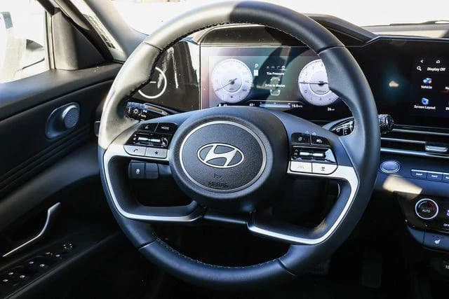 Hyundai Elantra Limited IVT 2026 — side view