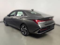 Hyundai Elantra Limited IVT 2026 — side view