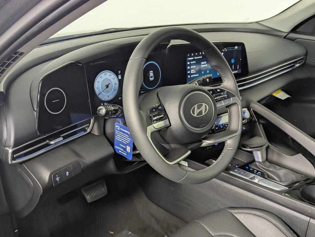 Hyundai Elantra Limited IVT 2026 — side view