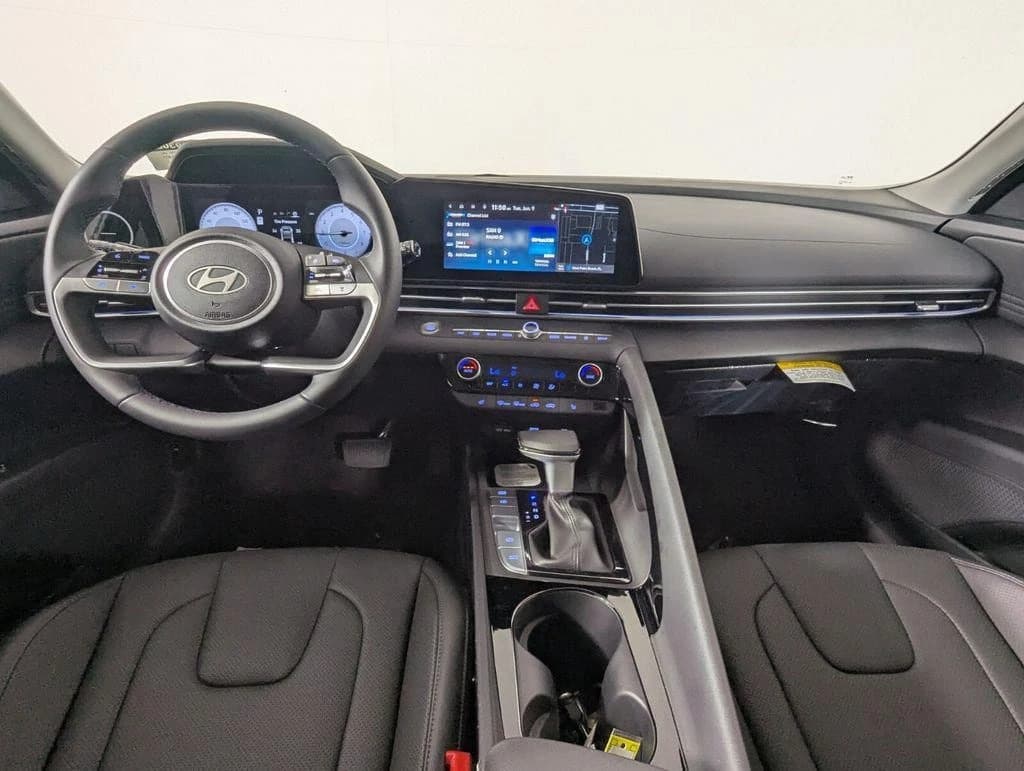 Hyundai Elantra Limited IVT 2026 — side view