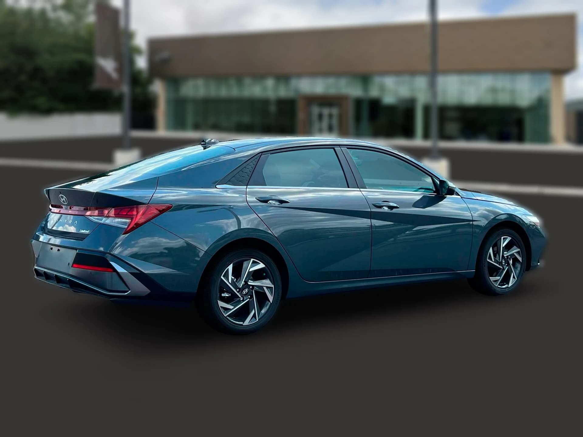Hyundai Elantra Limited IVT 2025 — side view