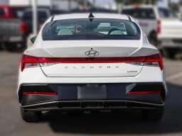 Hyundai Elantra Limited IVT 2026 — side view
