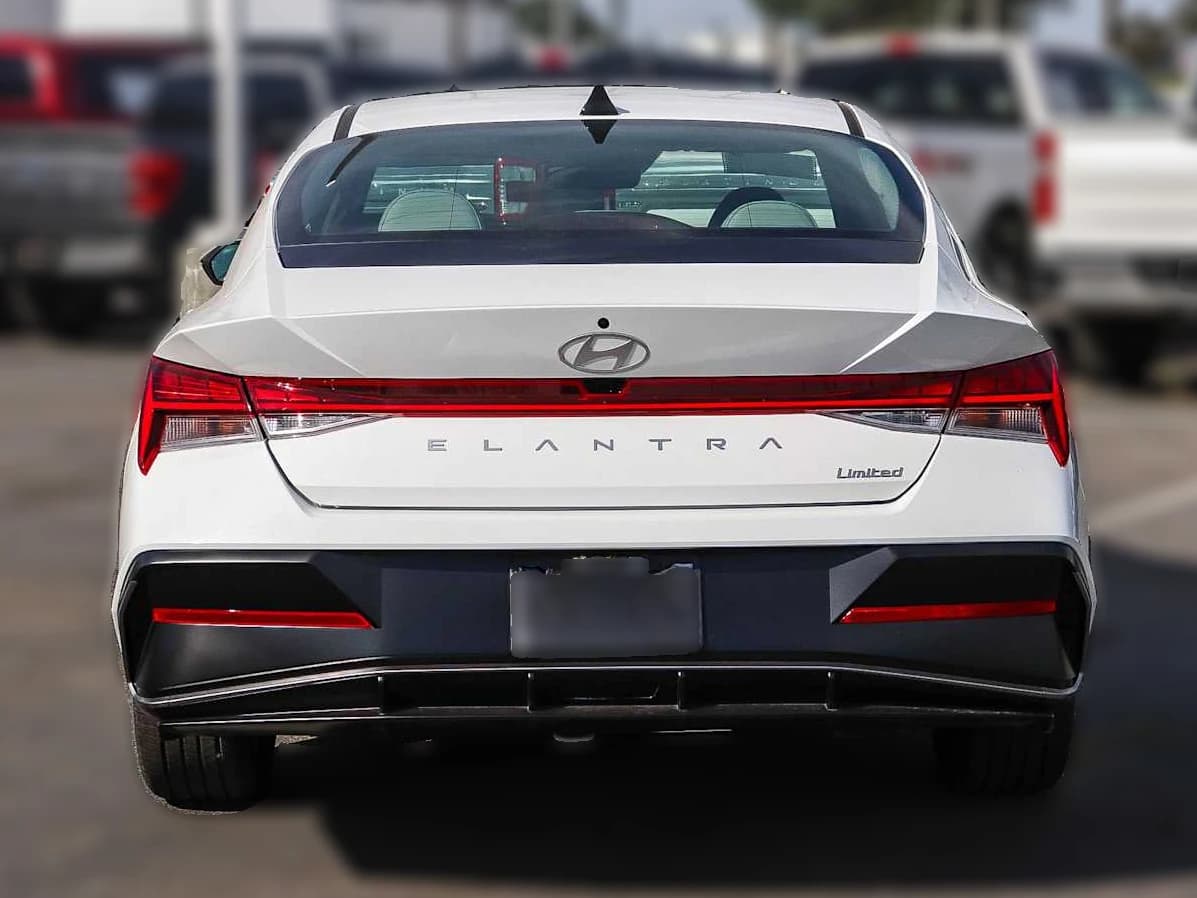 Hyundai Elantra Limited IVT 2026 — side view