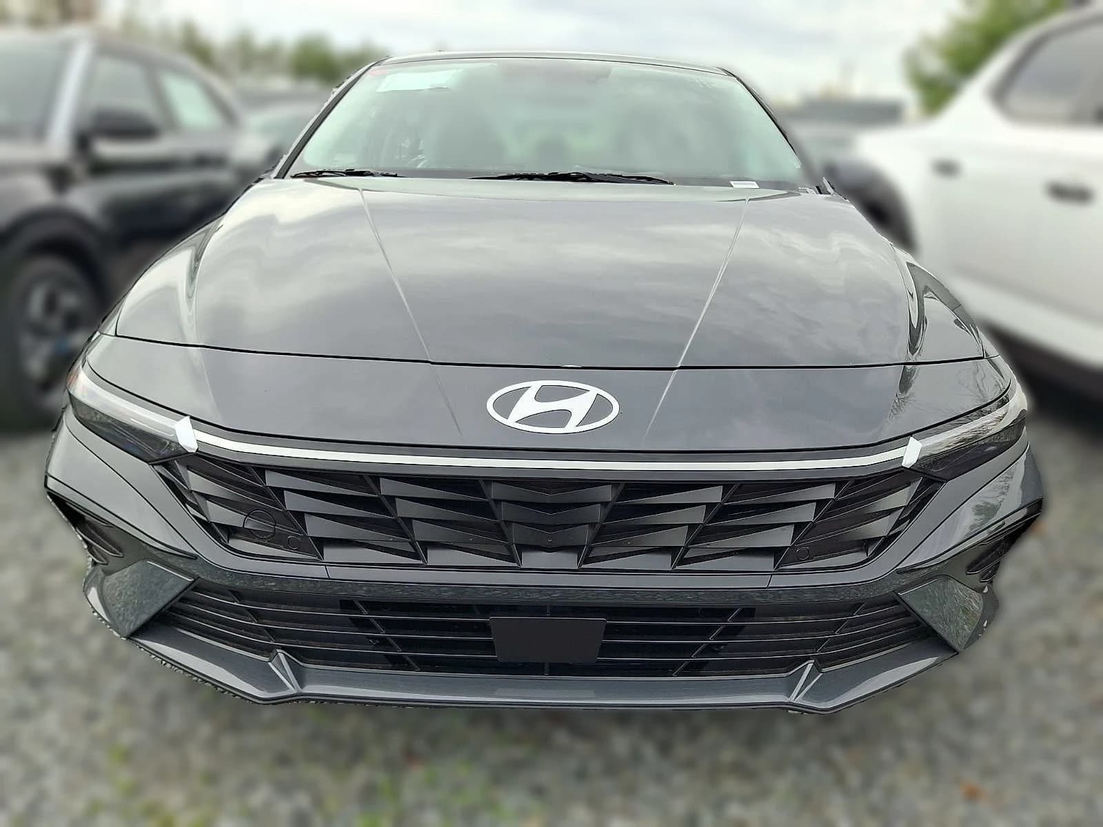 Hyundai Elantra Limited IVT 2026 — side view