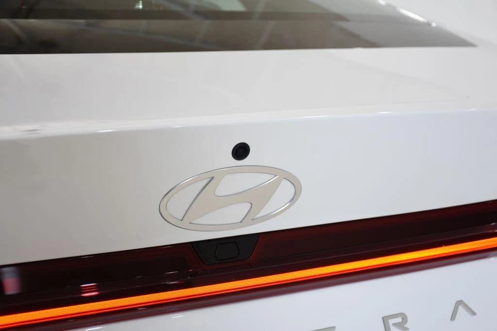 Hyundai Elantra Limited Sedan 2026 — side view