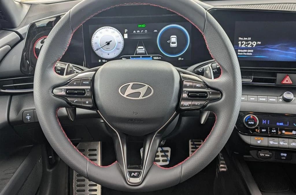 Hyundai Elantra N Line DCT 2025 — side view