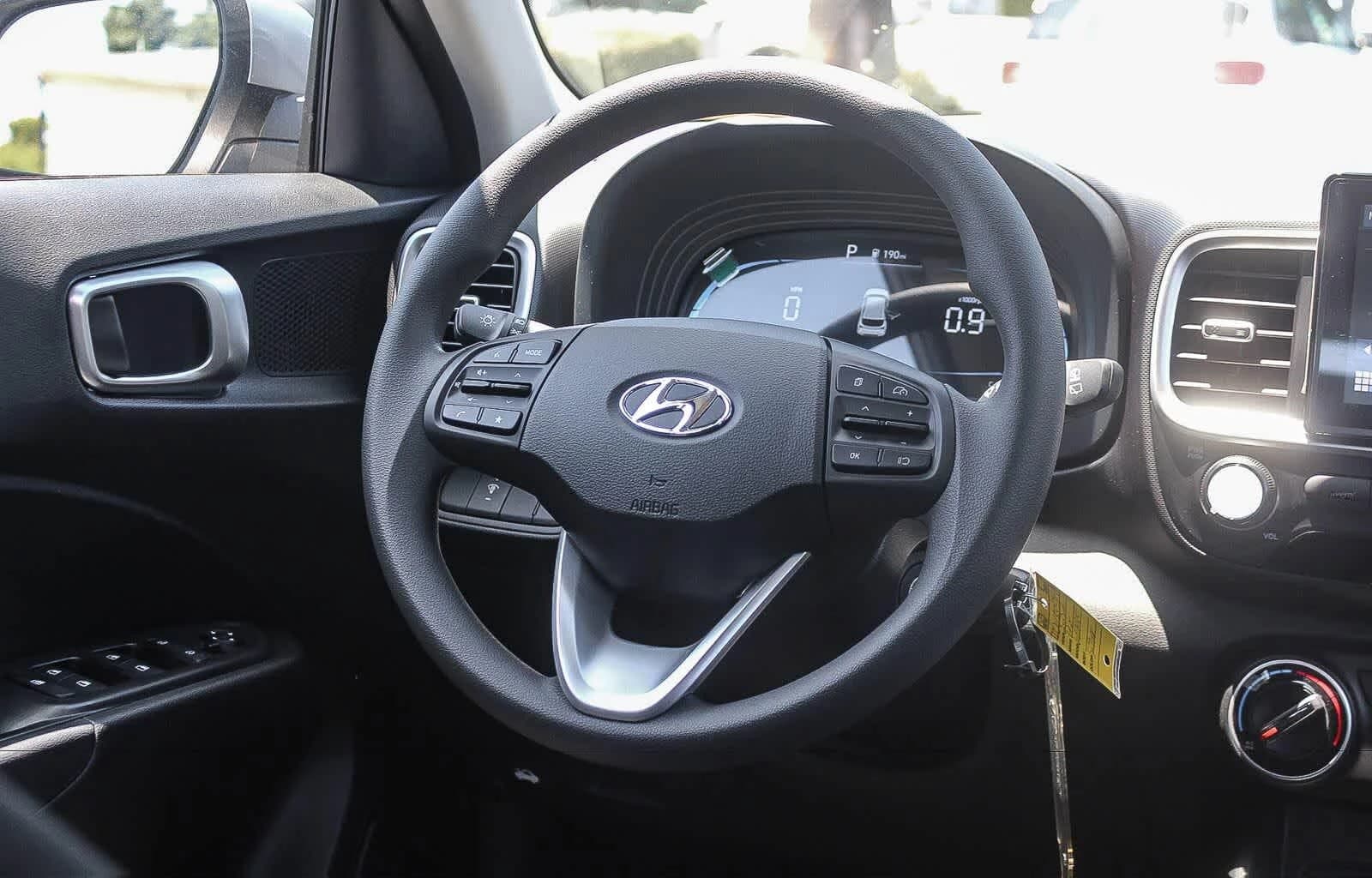 Hyundai Venue SE FWD 2026 — side view