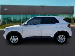 Hyundai Venue SE FWD 2026 — side view