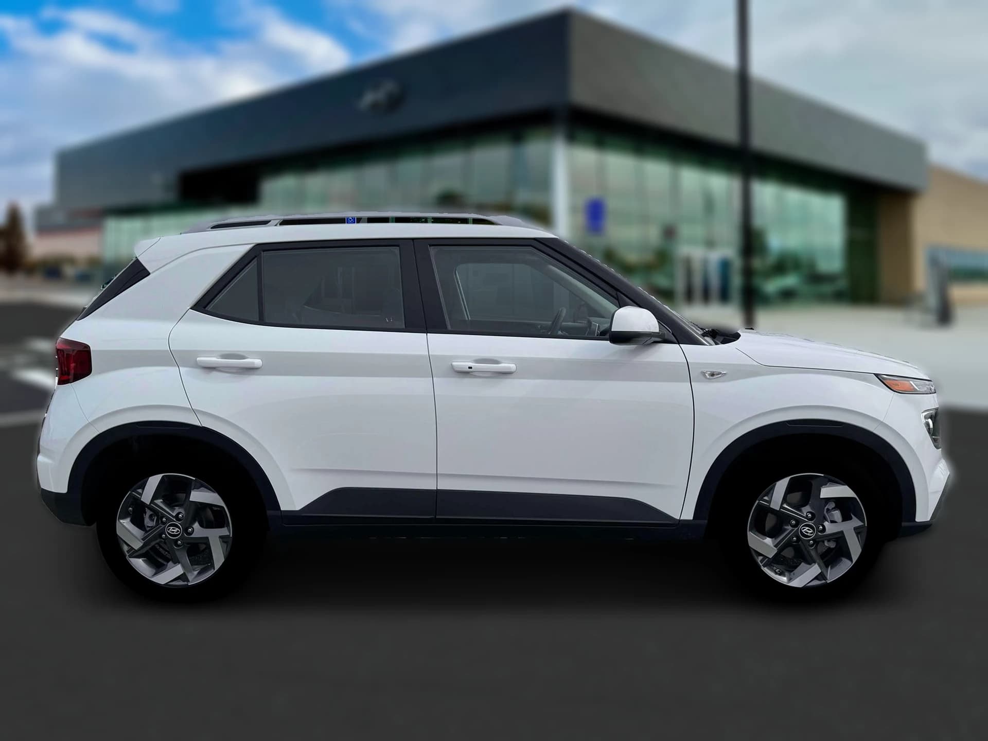 Hyundai Venue SEL FWD 2026 — side view