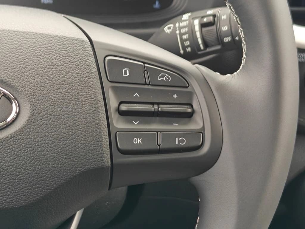 Hyundai Venue SEL FWD 2026 — side view