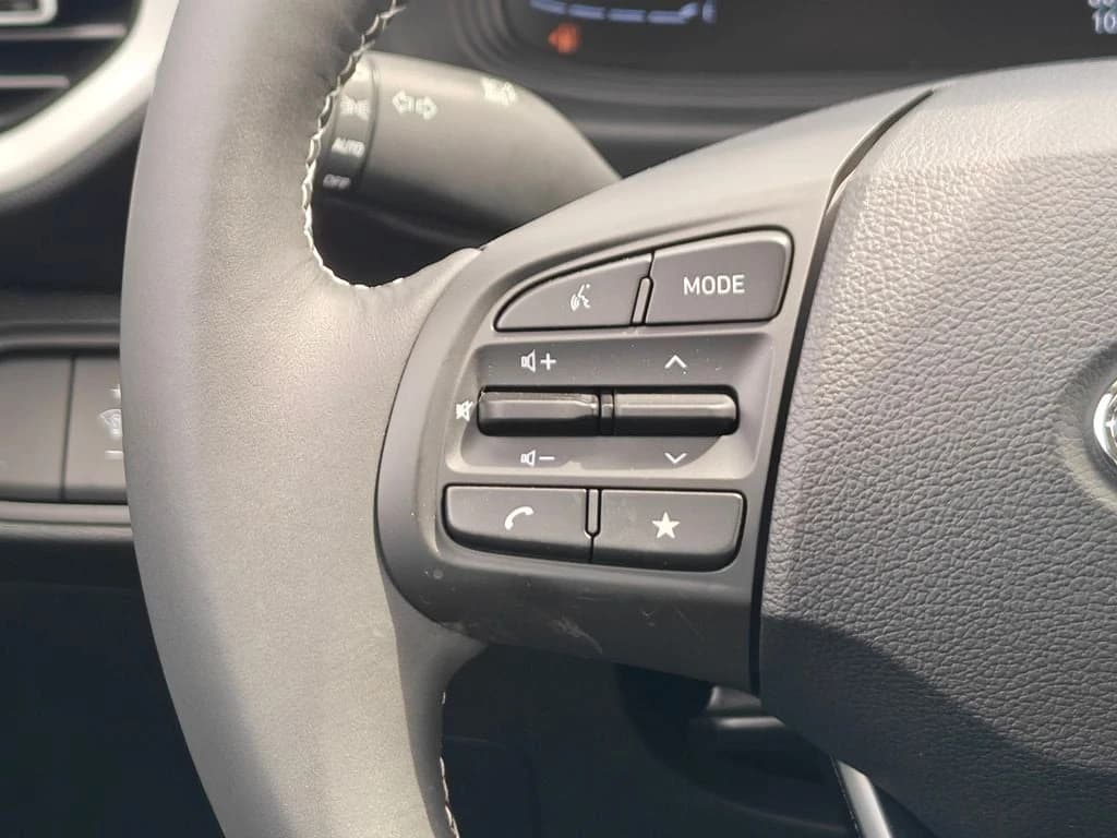 Hyundai Venue SEL FWD 2026 — side view