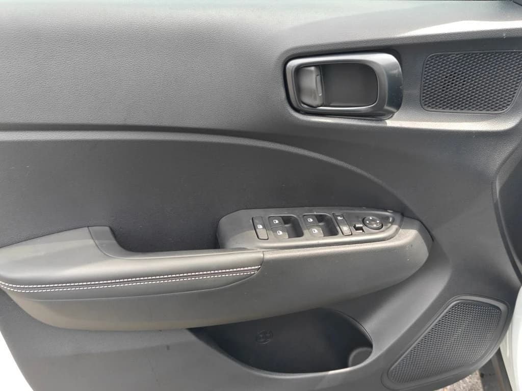 Hyundai Venue SEL FWD 2026 — side view