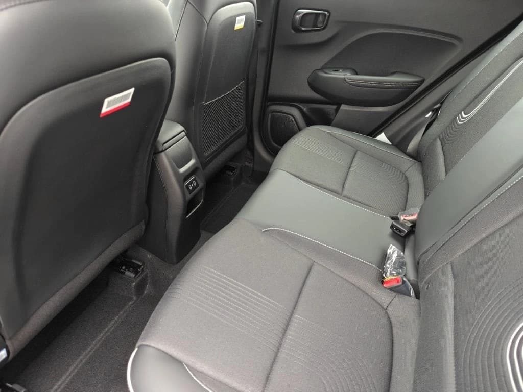 Hyundai Venue SEL FWD 2026 — side view