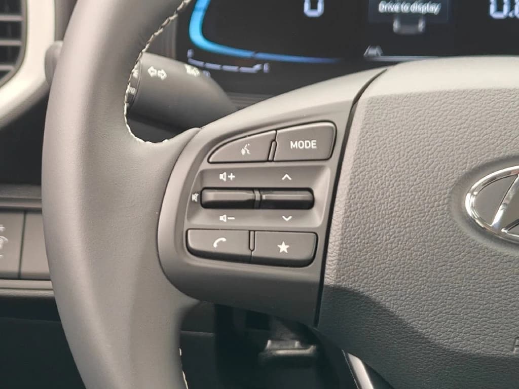 Hyundai Venue SEL FWD 2026 — side view
