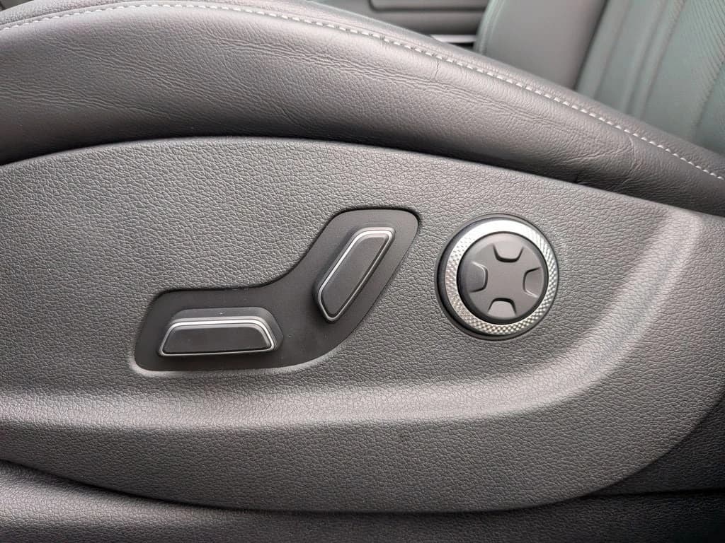 Genesis GV80 2.5T Select AWD 2026 — side view