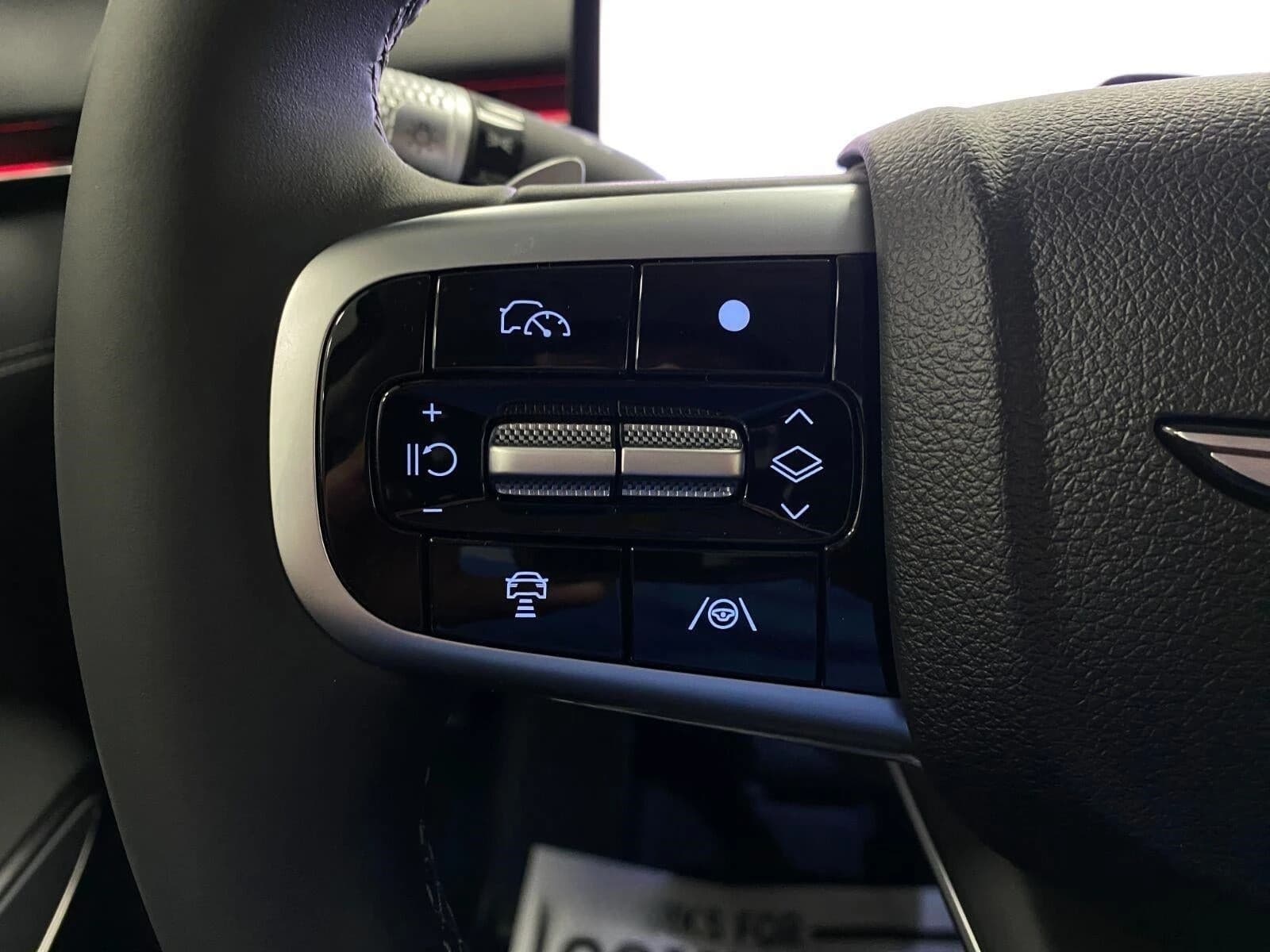 Genesis GV70 2.5T Select AWD 2027 — side view