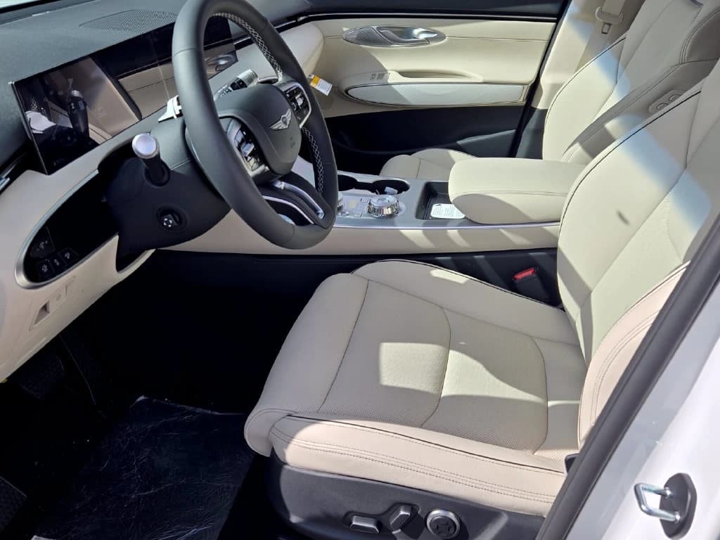 Genesis GV70 2.5T Advanced AWD 2027 — side view