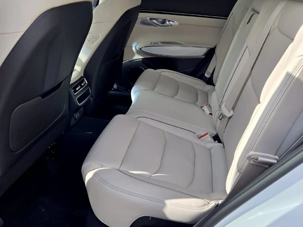 Genesis GV70 2.5T Advanced AWD 2027 — side view